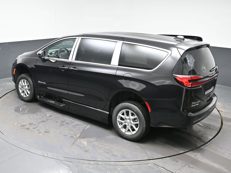 Black Chrysler Pacifica image number 24