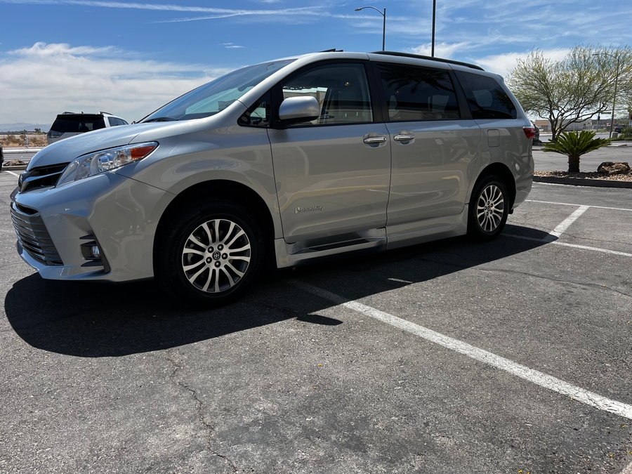 Used 2020 Toyota Sienna XLE - BraunAbility Side Entry Entry In Floor Automatic Ramp