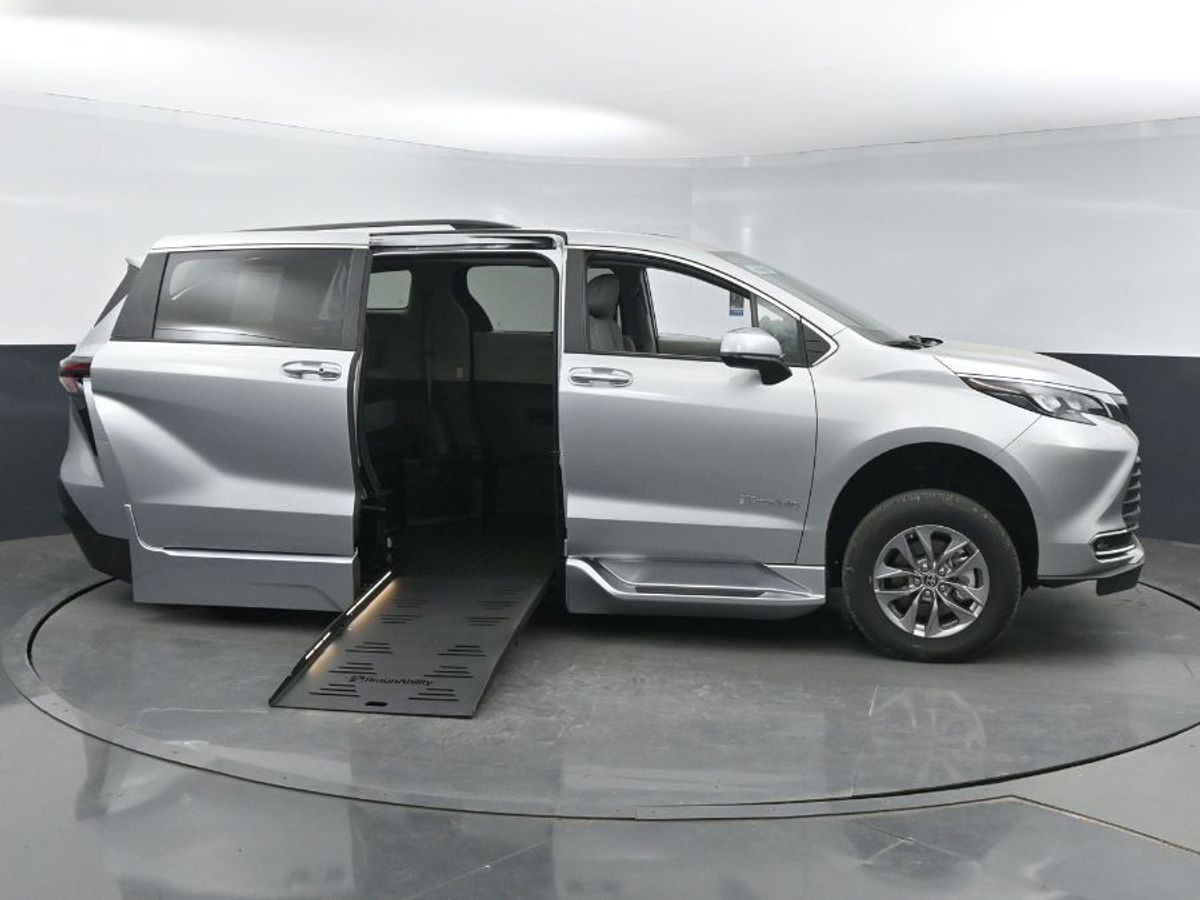 2024 Toyota Sienna XLE 7-Passenger Hybrid FWD's photo