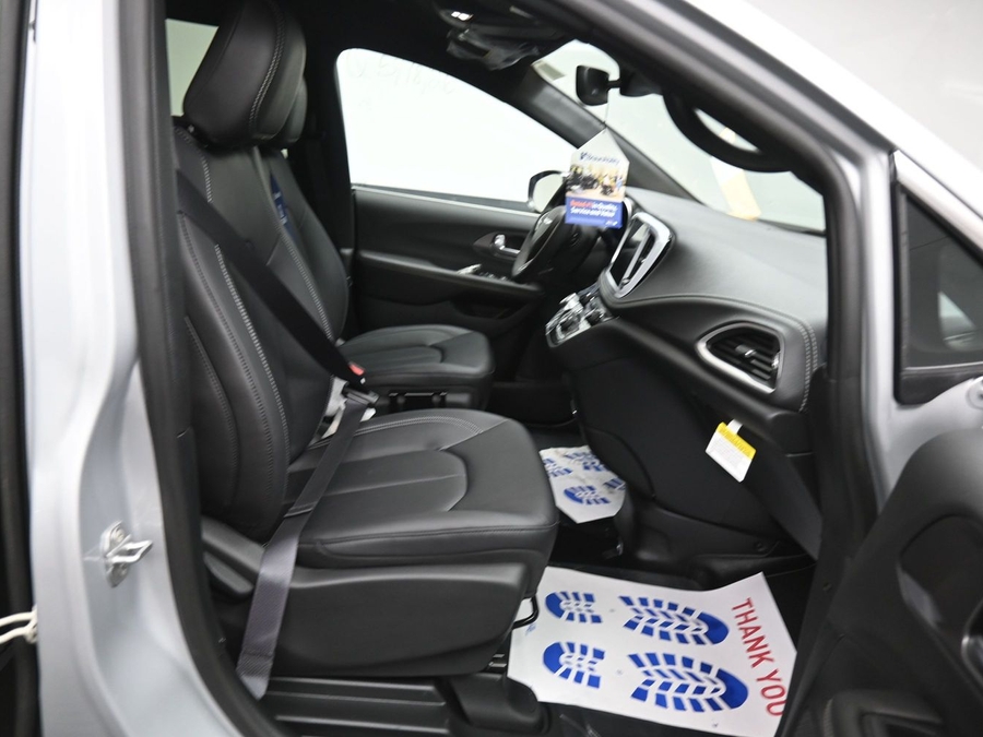 New 2026 Chrysler Pacifica Select Safety - BraunAbility Side Entry Entry Fold Out Automatic Ramp