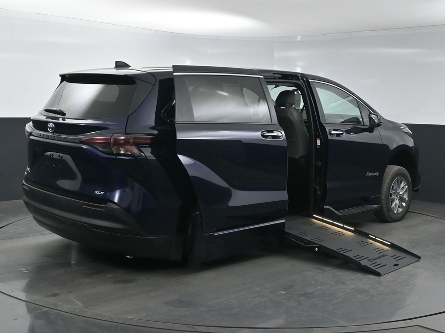 New 2025 Toyota Sienna Hybrid XLE Base - BraunAbility Side Entry Entry Fold Out Automatic Ramp
