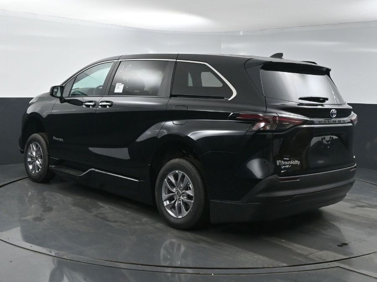 2025 TOYOTA SIENNA - Image 3