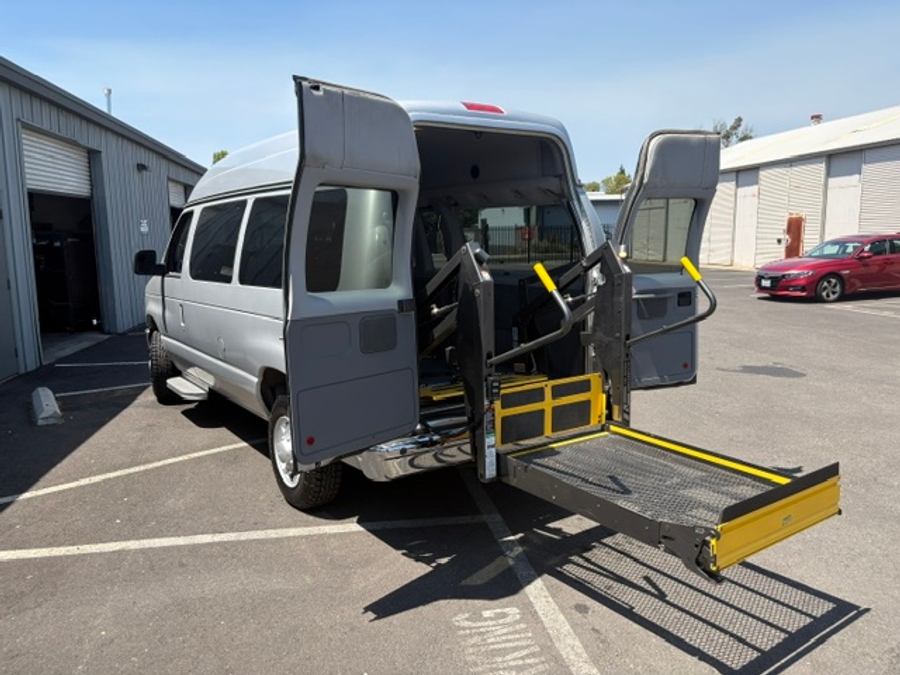 Used 2009 Ford E-Series E-350 SD XL - OTH Rear Entry Lift Automatic Ramp