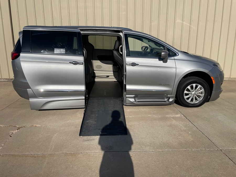 Used 2018 Chrysler Pacifica Touring L - BraunAbility Side Entry Fold Out Automatic Ramp