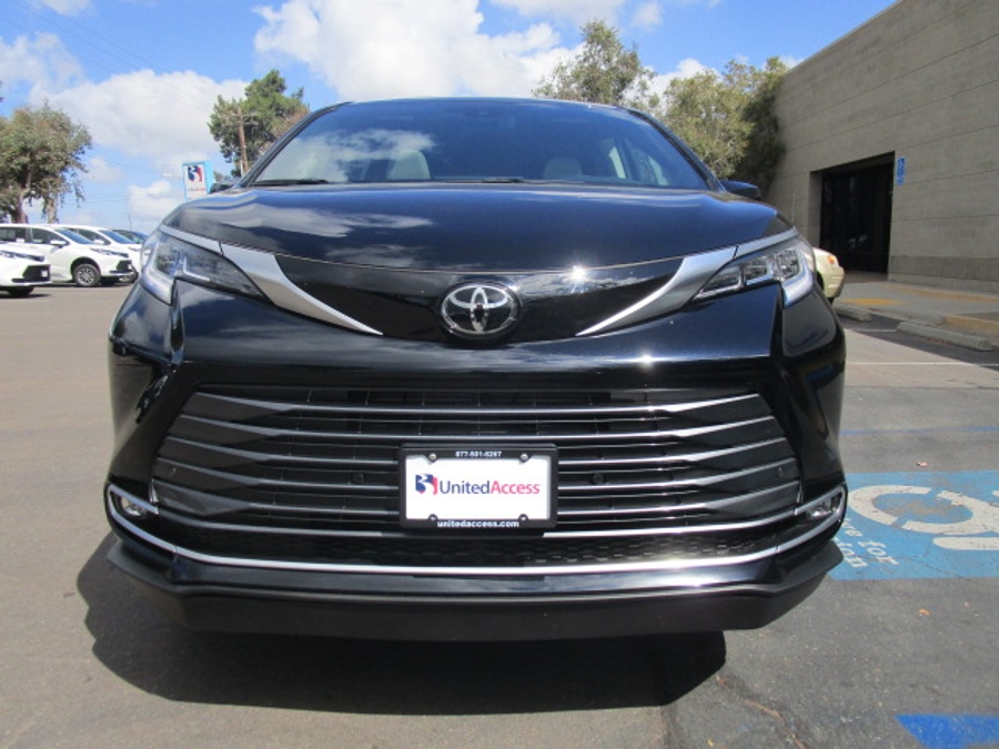 New 2026 Toyota Sienna Hybrid Limited - BraunAbility Side Entry Entry Fold Out Automatic Ramp