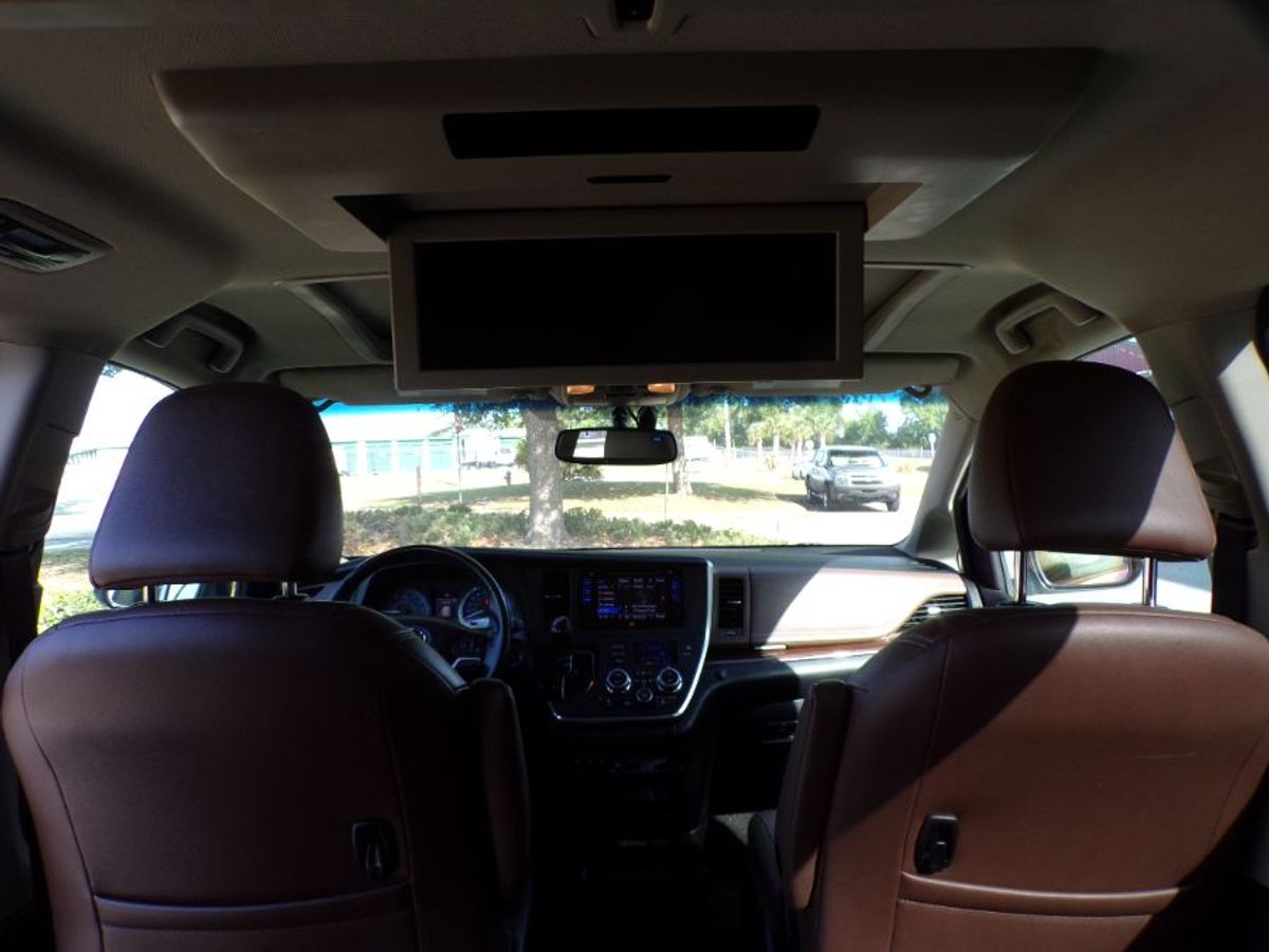 White Toyota Sienna image number 17