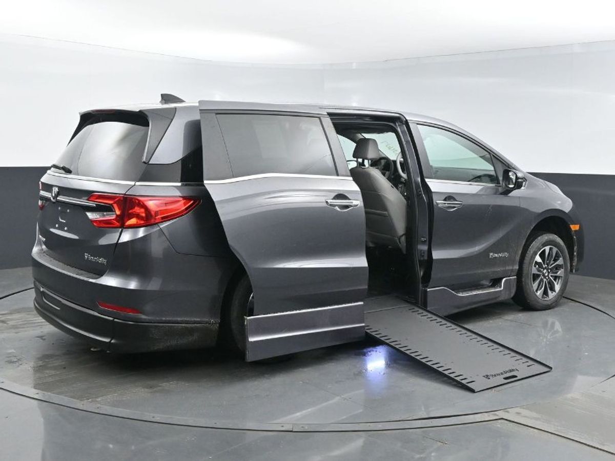 Grey Honda Odyssey image number 23