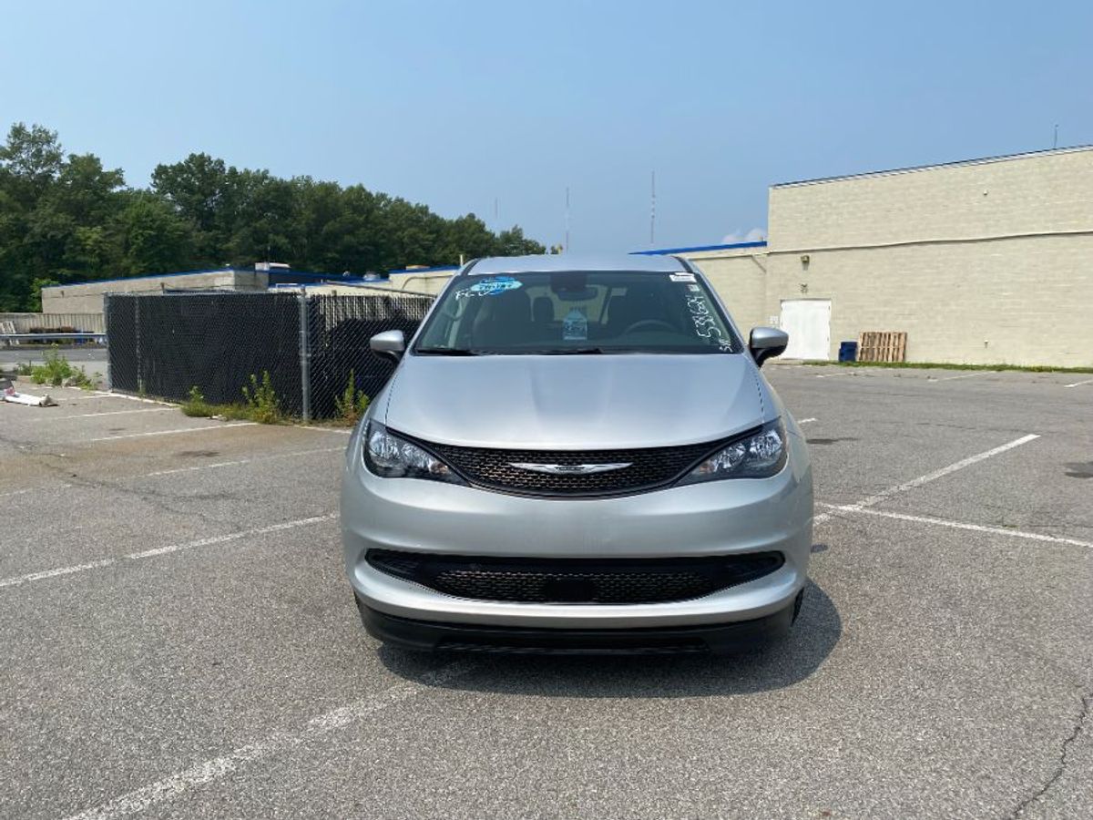 Silver Chrysler Voyager image number 2