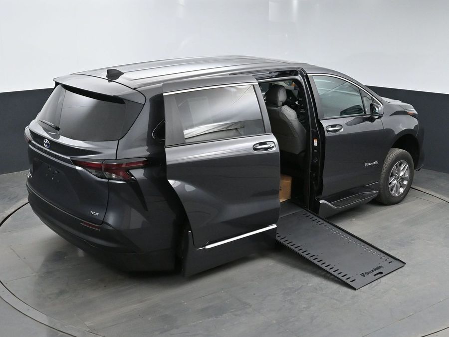 New 2025 Toyota Sienna Hybrid XLE Base - BraunAbility Side Entry Entry In Floor Automatic Ramp