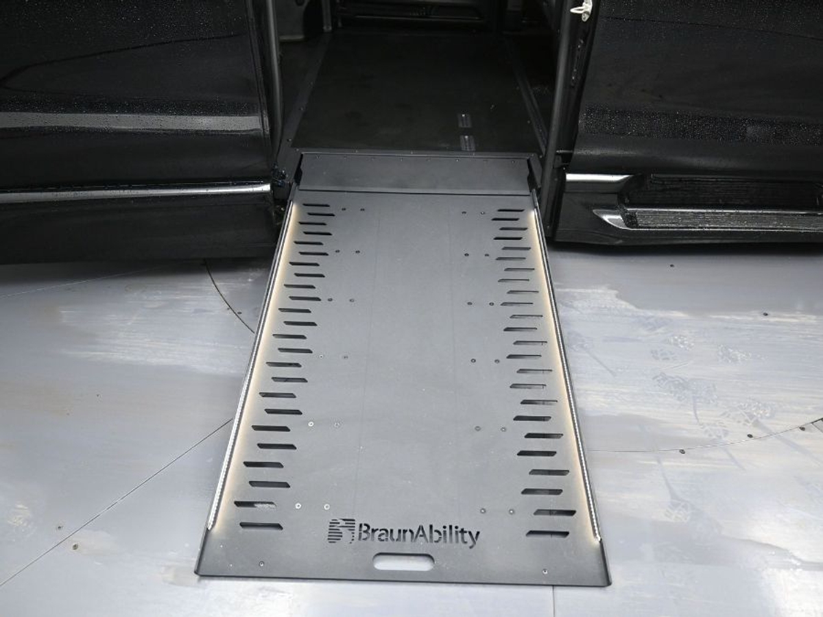 Black Chrysler Pacifica image number 10