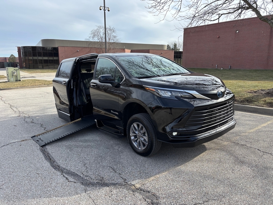 Used 2025 Toyota Sienna Hybrid XLE Base - BraunAbility Side Entry Entry In Floor Automatic Ramp