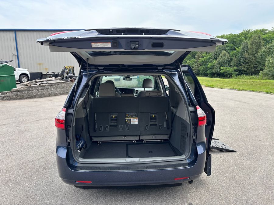 Used 2020 Toyota Sienna XLE - BraunAbility Side Entry Entry Fold Out Automatic Ramp