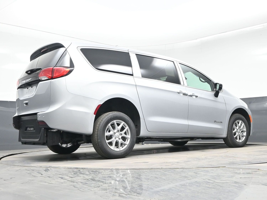 Silver Chrysler Voyager image number 23