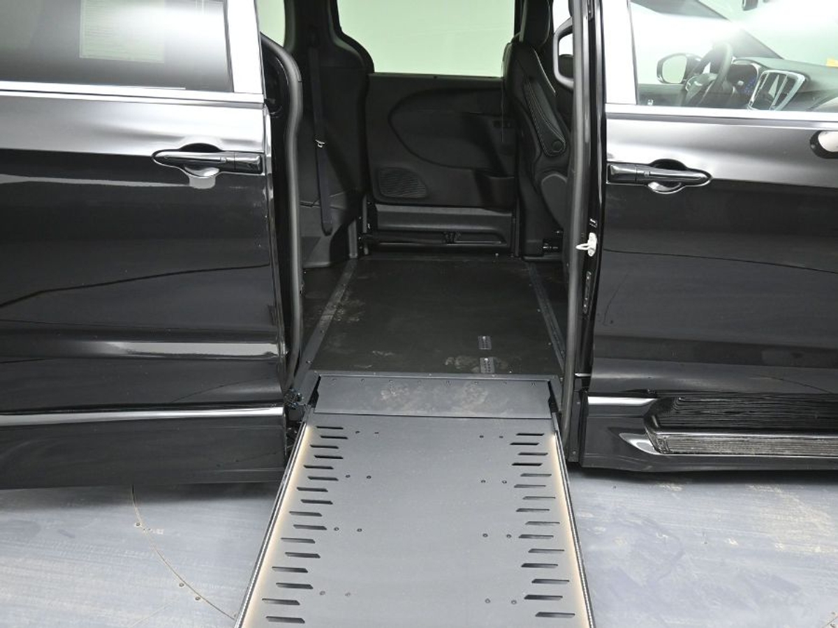 Black Chrysler Pacifica image number 11