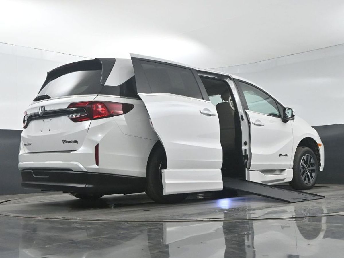 White Honda Odyssey image number 20
