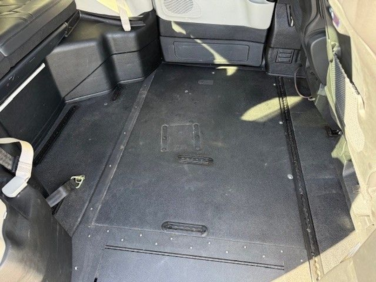 Silver Chrysler Pacifica image number 12