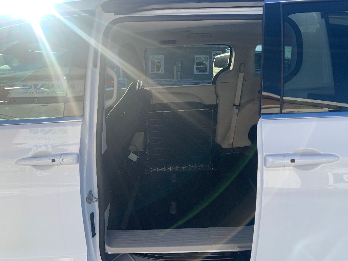 2024 CHRYSLER VOYAGER - Image 3