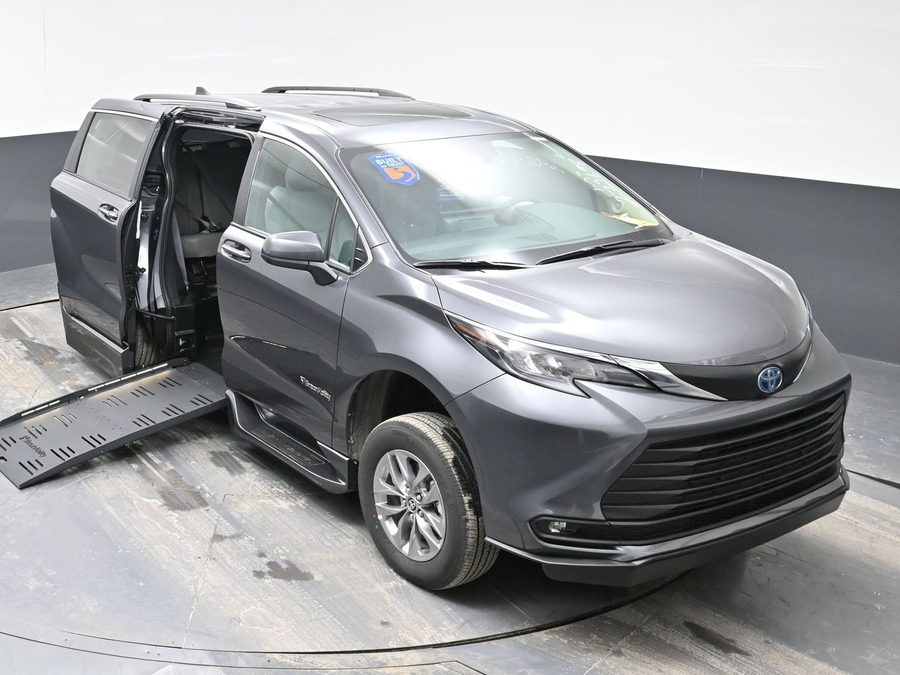 New 2025 Toyota Sienna Hybrid XLE Plus - BraunAbility Side Entry Entry Fold Out Automatic Ramp