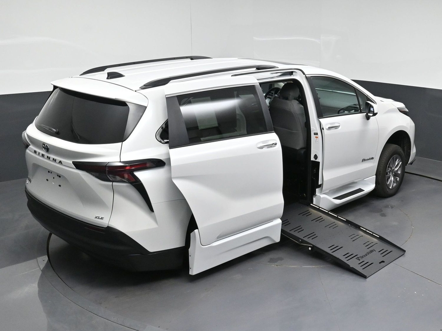 New 2026 Toyota Sienna Hybrid XLE Base - BraunAbility Side Entry Fold Out Automatic Ramp