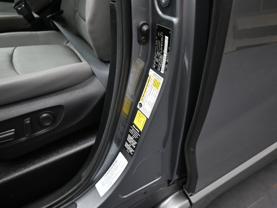 Grey Toyota Sienna image number 14