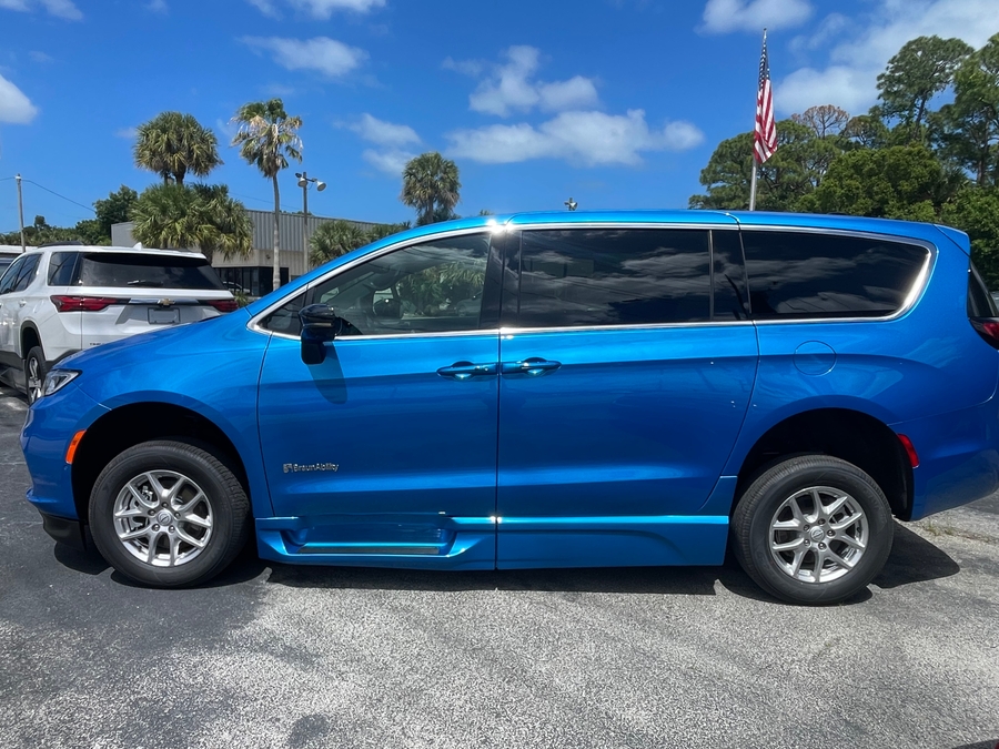 Blue Chrysler Pacifica image number 2
