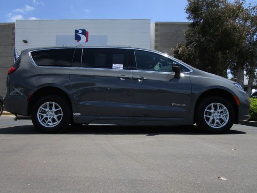 New 2025 Chrysler Pacifica Select Safety - BraunAbility Side Entry Entry Fold Out Automatic Ramp