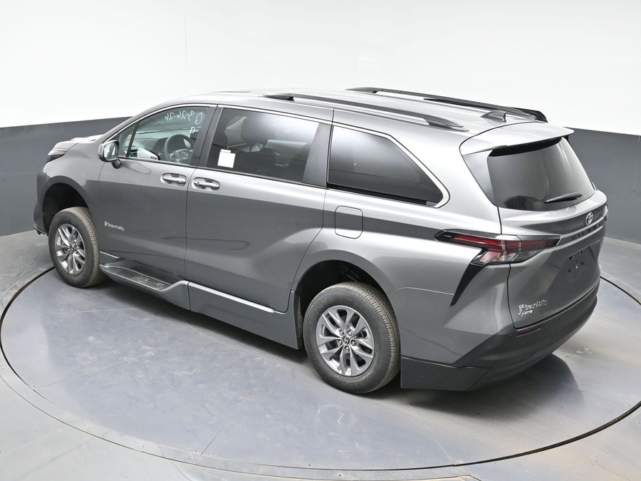 Grey Toyota Sienna image number 22