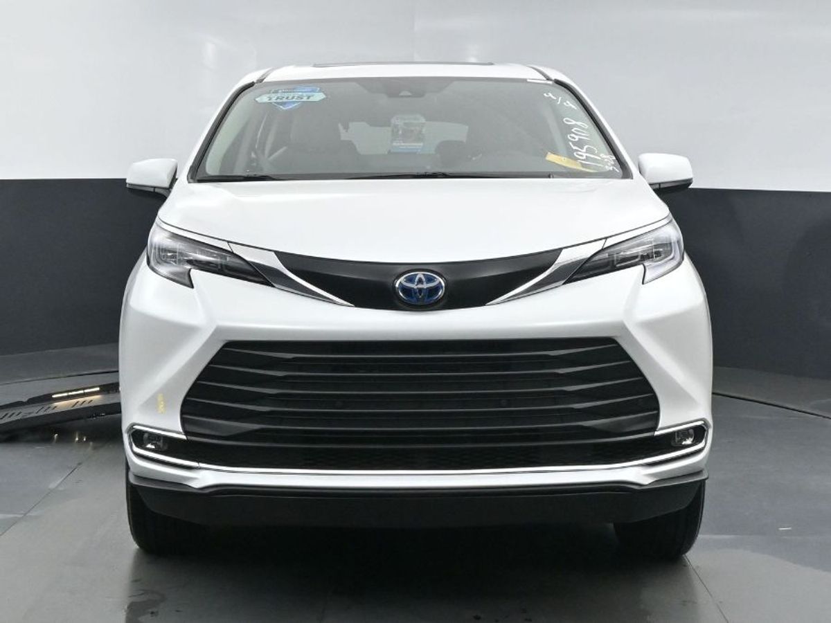 White Toyota Sienna image number 18