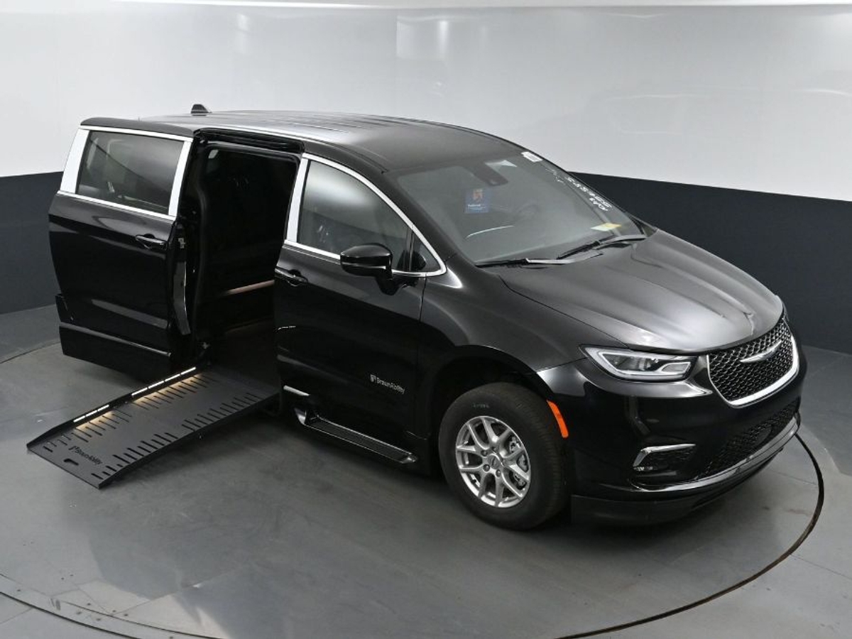 Black Chrysler Pacifica image number 22