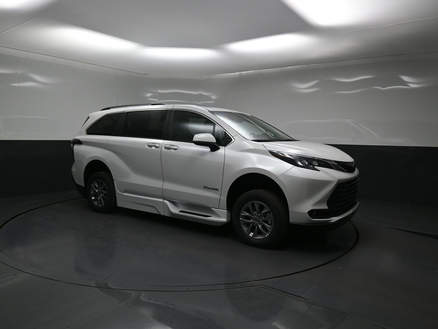 New 2026 Toyota Sienna Hybrid XLE Base - BraunAbility Side Entry Fold Out Automatic Ramp