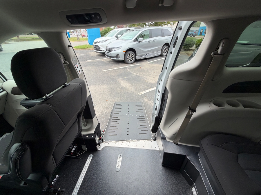 White Chrysler Voyager image number 22