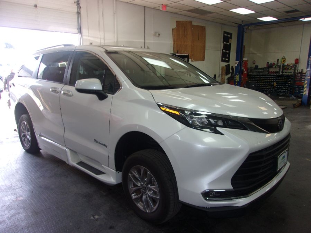 2024 TOYOTA SIENNA - Image 3