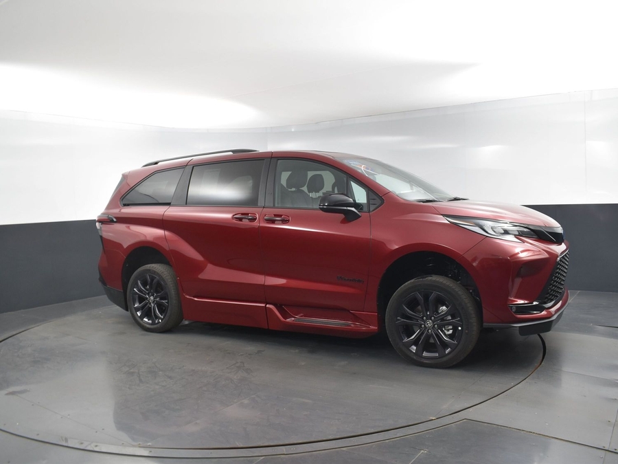 New 2025 Toyota Sienna Hybrid XSE Sport - BraunAbility Side Entry Entry In Floor Automatic Ramp