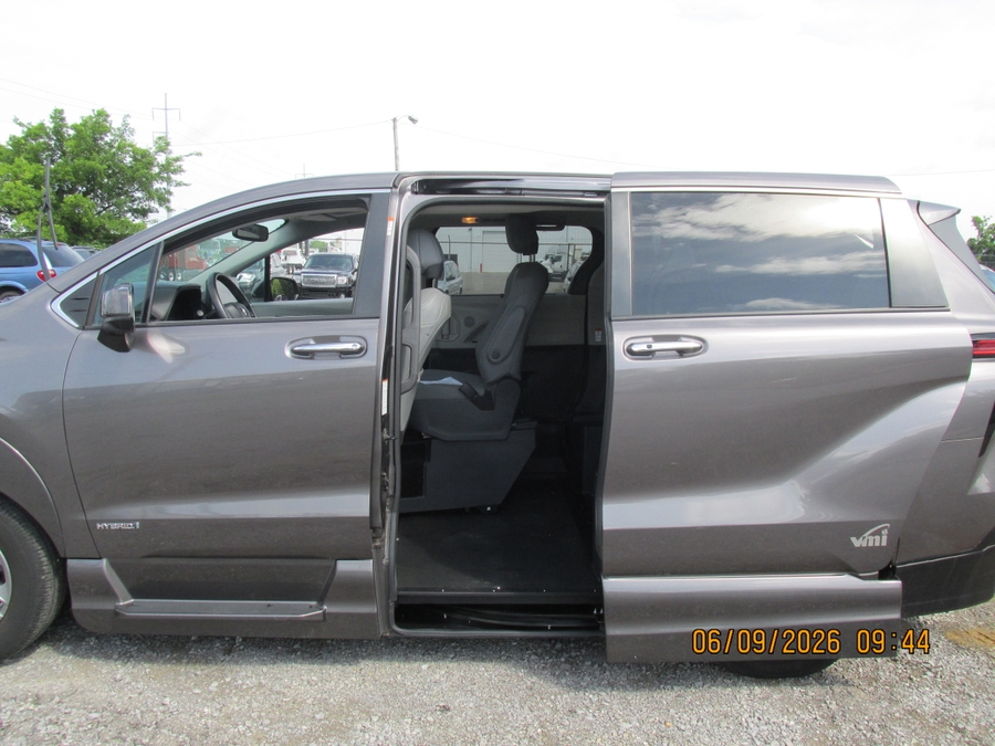 Grey Toyota Sienna image number 12