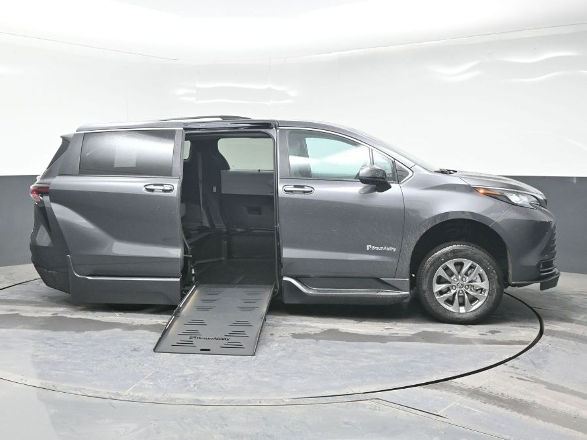 Grey Toyota Sienna image number 4