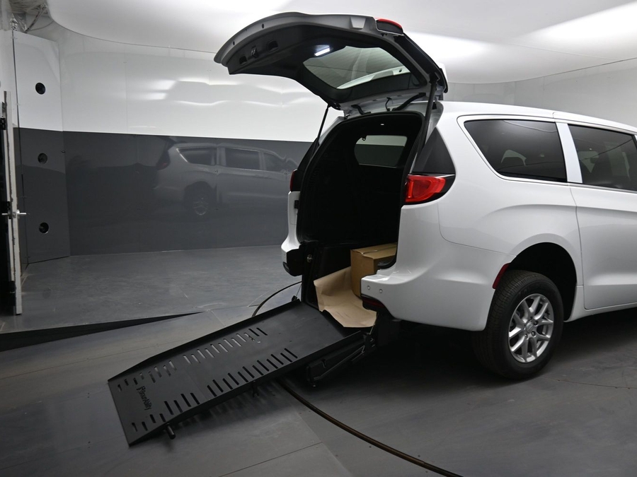 White Chrysler Voyager image number 8
