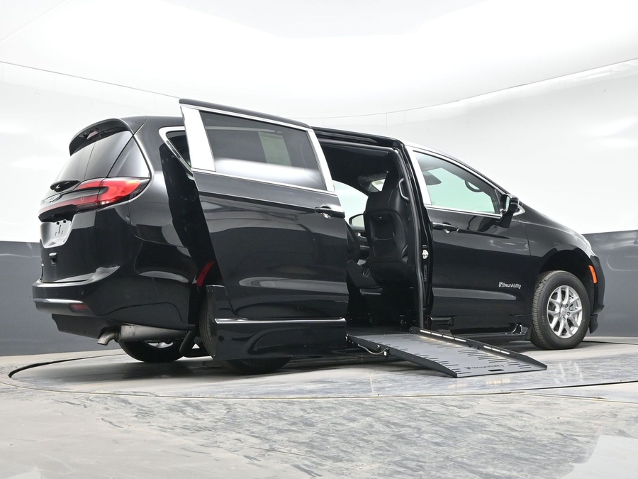 Black Chrysler Pacifica image number 18