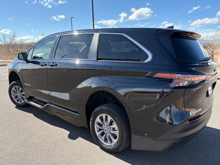 Used 2024 Toyota Sienna Hybrid LE - BraunAbility Side Entry Entry Fold Out Automatic Ramp