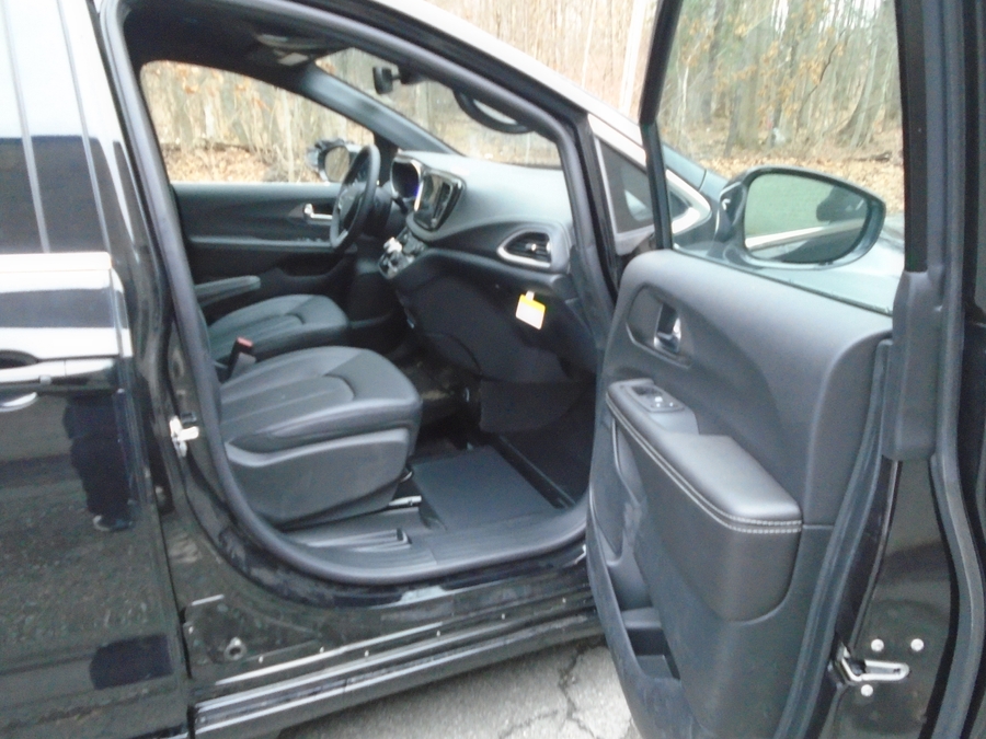 Black Chrysler Pacifica image number 3