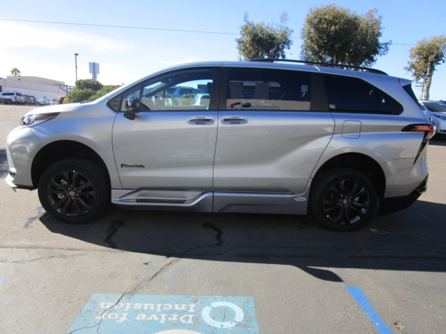 New 2025 Toyota Sienna Hybrid XSE - BraunAbility Side Entry Entry Fold Out Automatic Ramp