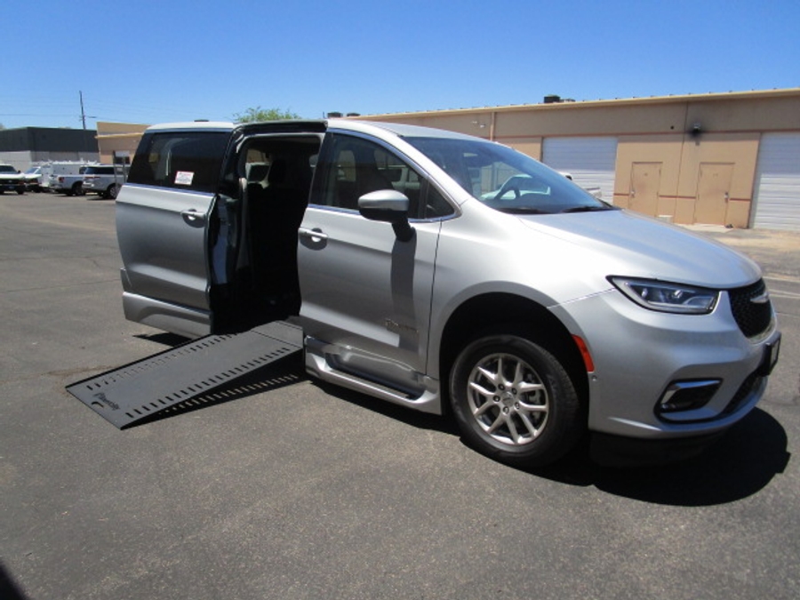 Used 2023 Chrysler Pacifica Touring L Safety - BraunAbility Side Entry In Floor Automatic Ramp