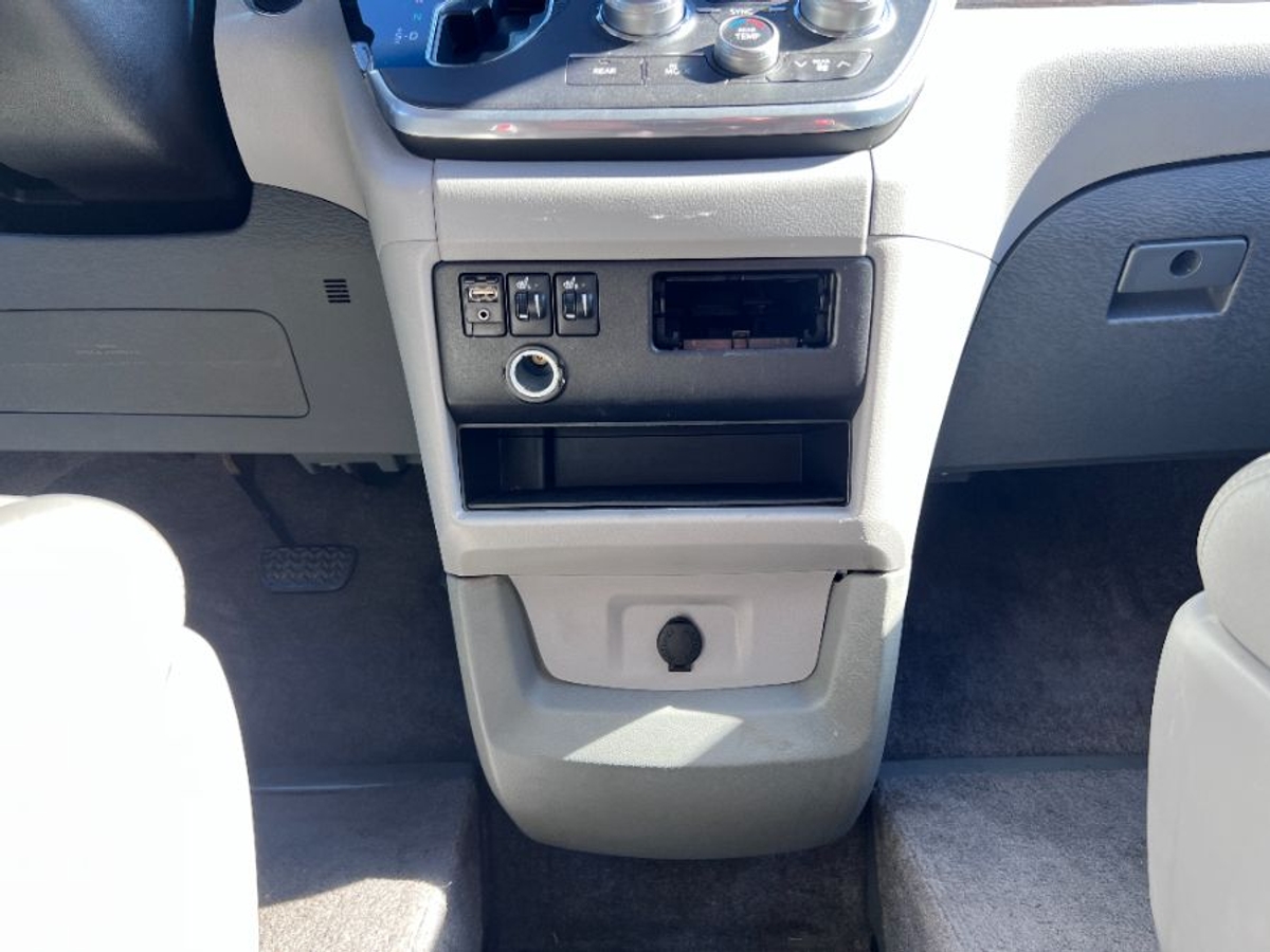 2015 TOYOTA SIENNA - Image 13
