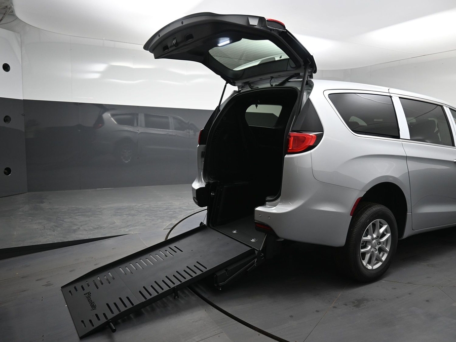 Silver Chrysler Voyager image number 10