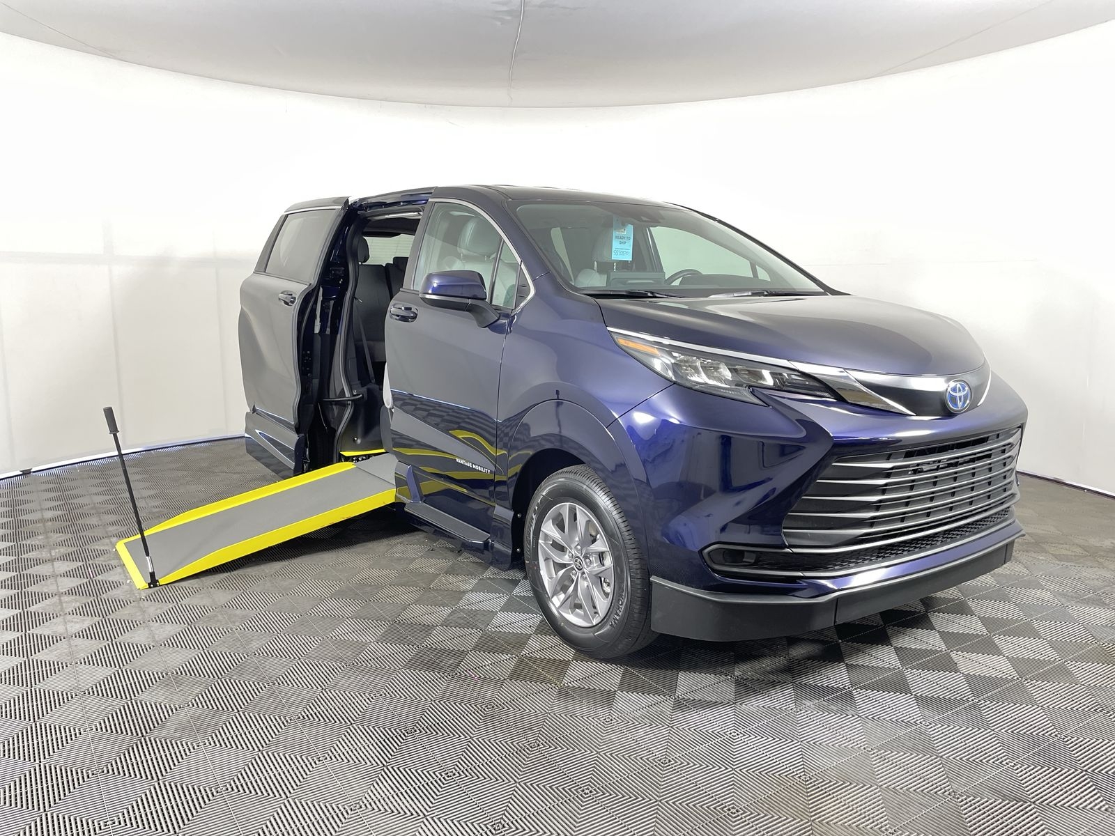 2025 Toyota Sienna AWD LE