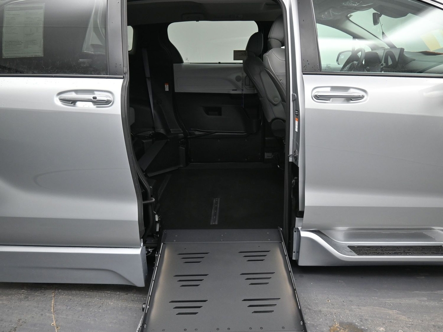 Silver Toyota Sienna image number 11