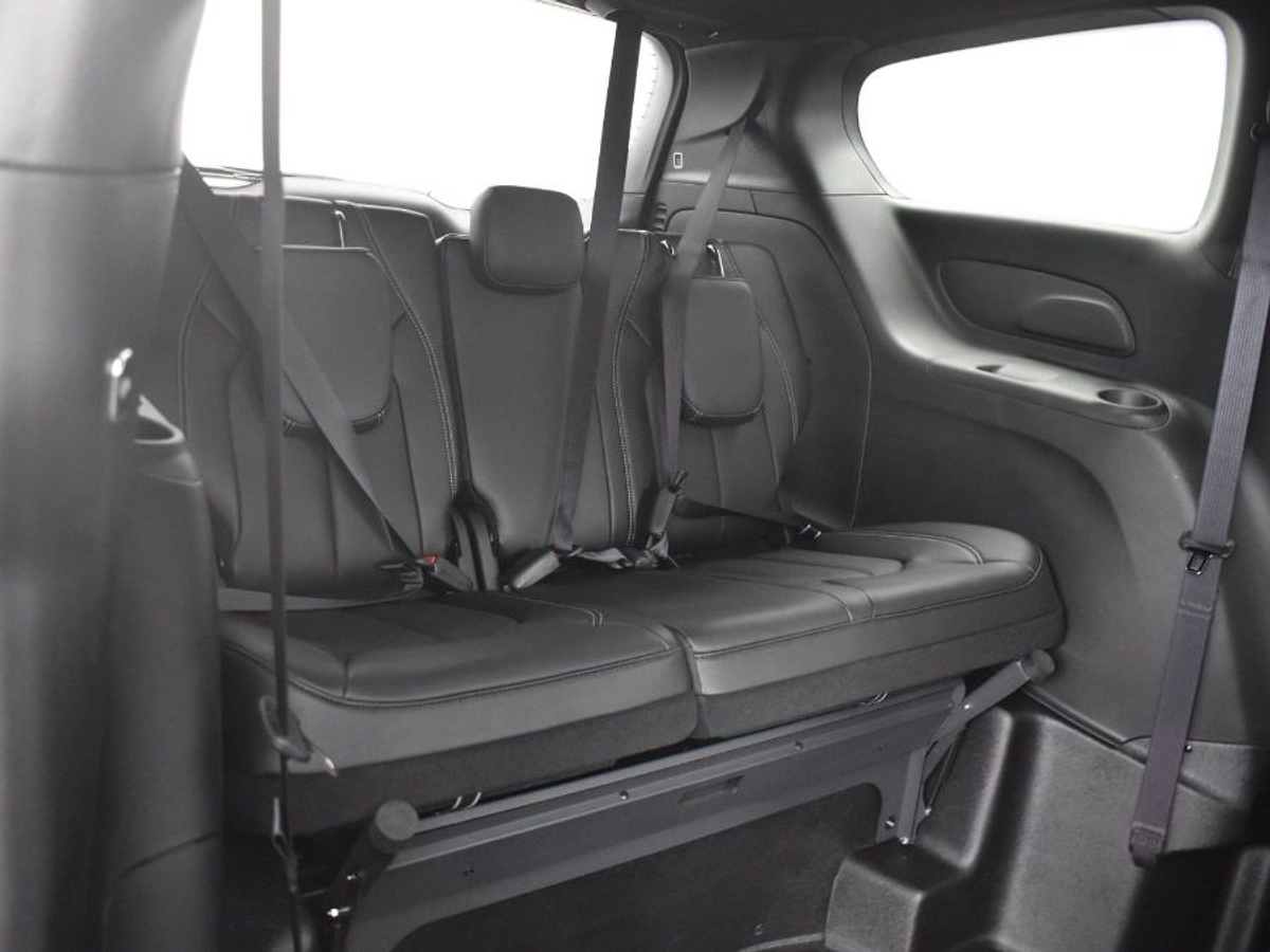 Black Chrysler Pacifica image number 9