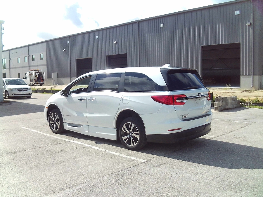 White Honda Odyssey image number 3