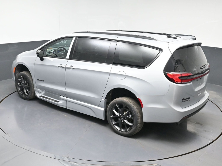 Silver Chrysler Pacifica image number 22