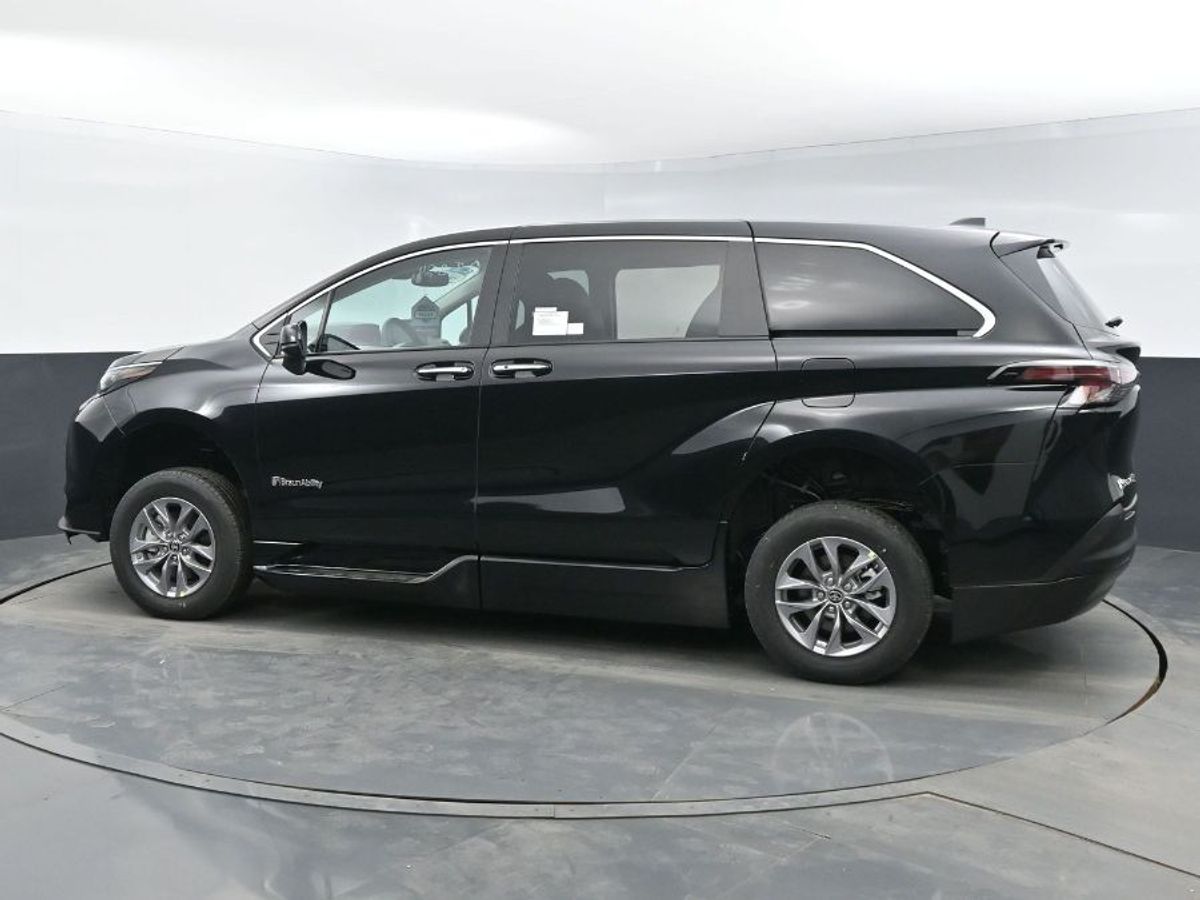 Black Toyota Sienna image number 21