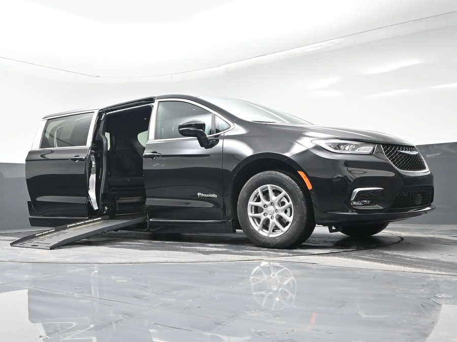 Black Chrysler Pacifica image number 18